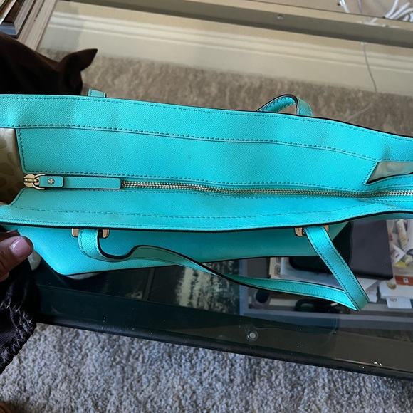 Kate spade tote with inside zipper pocket and two pockets on other side. - Picture 9 of 14